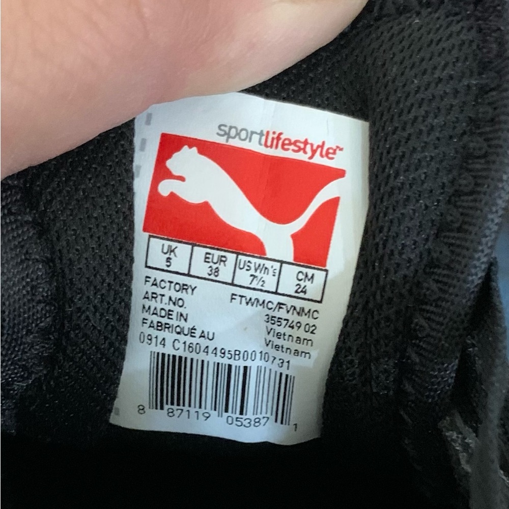 Black puma tenis shoes